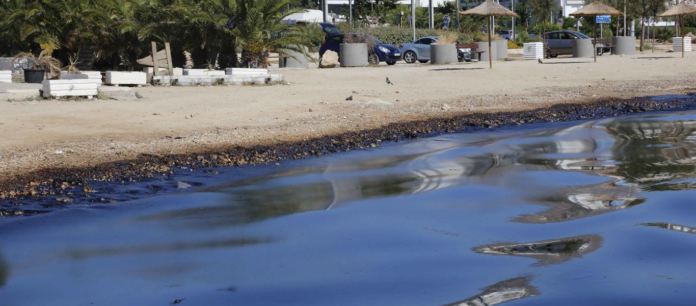 Δήμος Γλυφάδας και κάτοικοι καθαρίζουν τις ακτές της πόλης